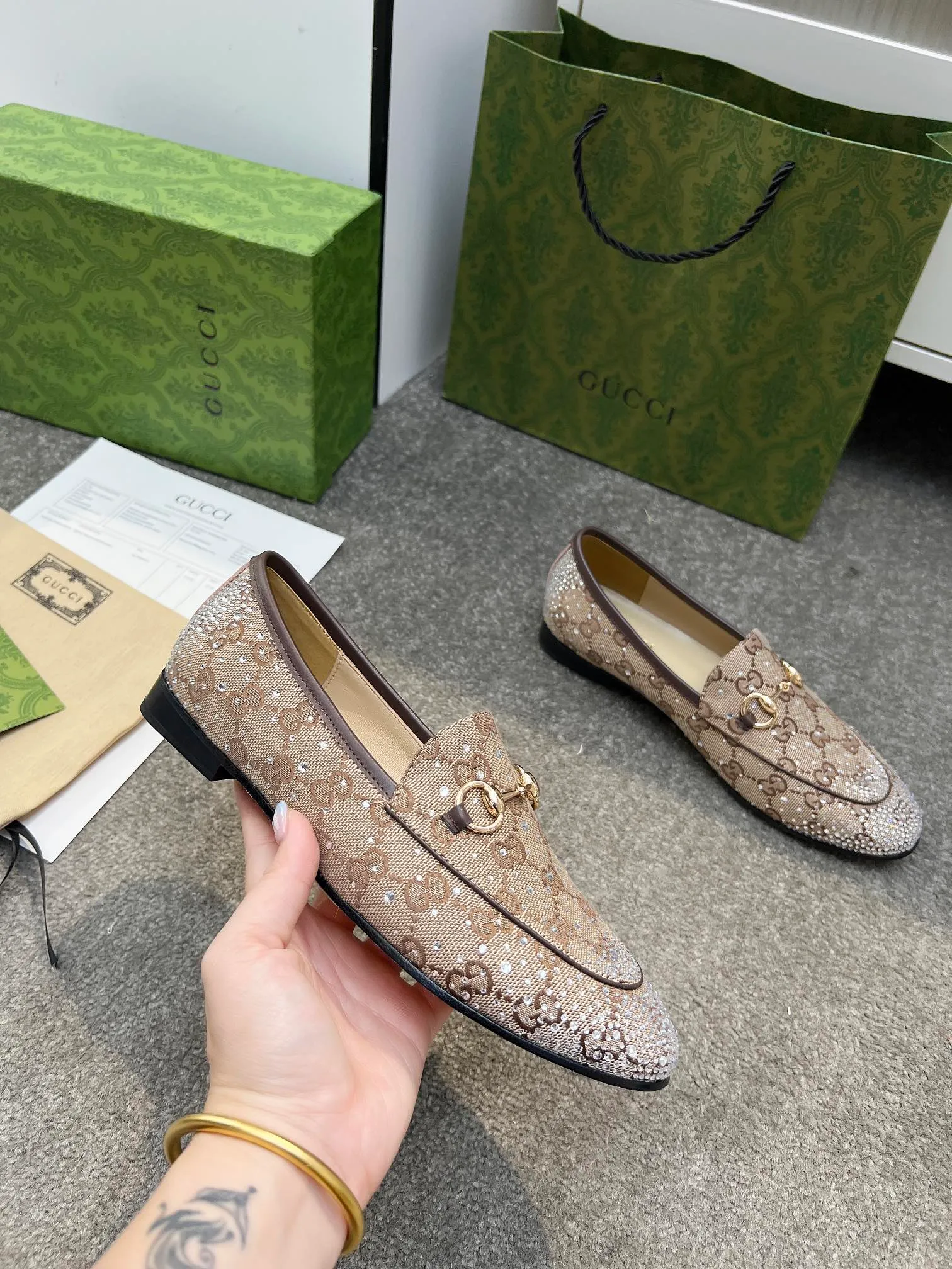 👟👟Ex-factory price 420👟👟 Genuine leather sole +50 Original quality guccisummer's latest limited edition shoes are on sale with top quality. Purchased genuine development original special hot diamond process classic double G presbyopic inner sheepskin with Italian original board material and craftsmanship are the same as the original! Code number: 35-42,